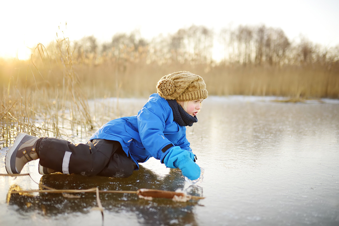 Hogyan öltöztessük a gyerekeket télen? Hasznos tippek a téli öltözék kiválasztásához
